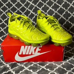 Neon green air vapor max plus